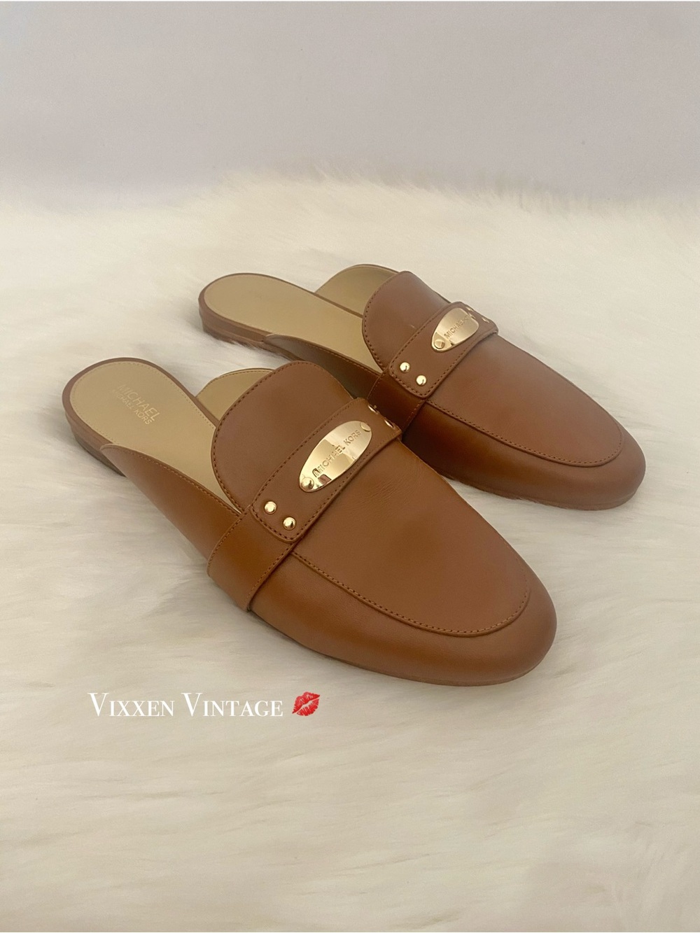 MICHAEL KORS ‘MK PLATE LEATHER MULES’ IN LUGGAGE